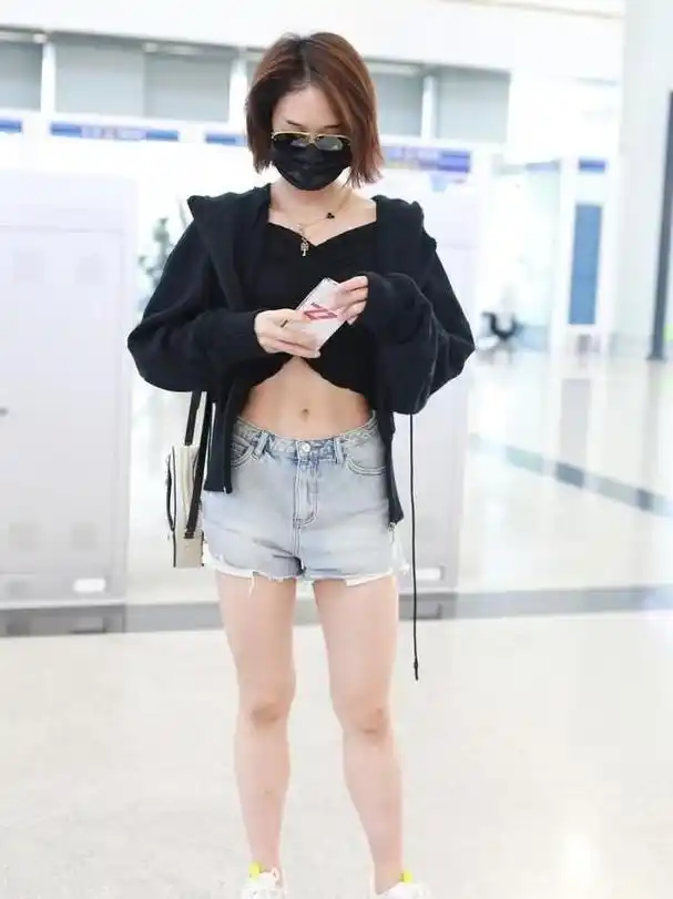蓝盈莹这短裤也太短了,口袋都比裤子长,自律的人真是什么都敢穿