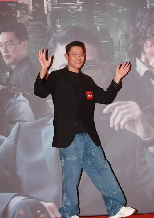 《无名之辈2》的照片,可见片中造型显得刘德华老态龙钟,更满头白发兼