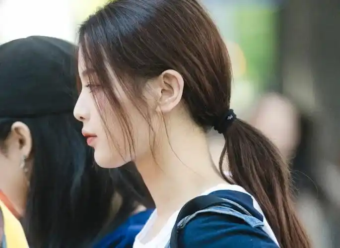 火箭少女选衣服花絮意外晒出杨超越侧颜,原来美少女是个塌鼻梁