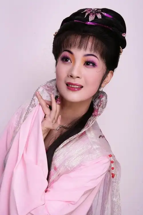 1986年进绍兴县小百花越剧团,是绍兴县小百花越剧团原生代演员,演过