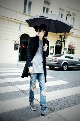 吴亦凡帅气街拍照