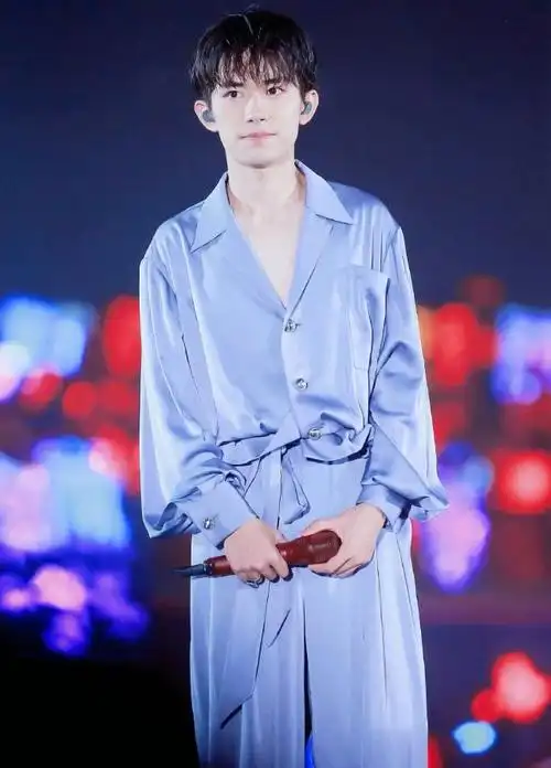 易烊千玺睡衣装撩人,六周年演唱会造型合集你pick哪一套呢?