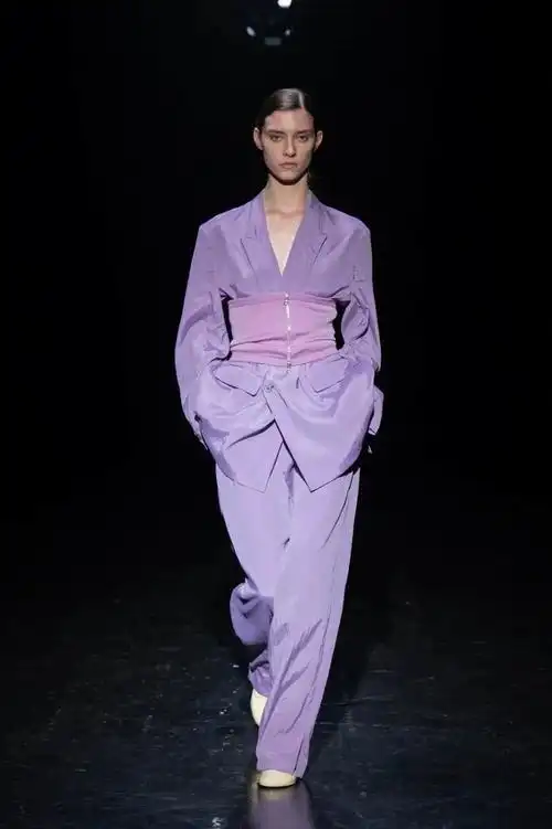 巴黎奥运会的薰衣草紫色跑道,让紫色成为了夏日最不可忽视的色彩力量.