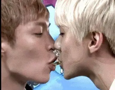 世勋:为了亲艺兴,随便给你秀恩爱!