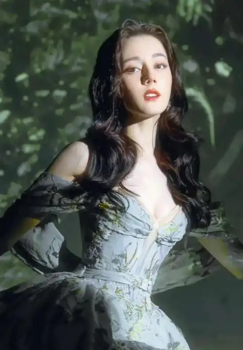 迪丽热巴31岁庆生火辣美照震撼来袭简直太赏心悦目了