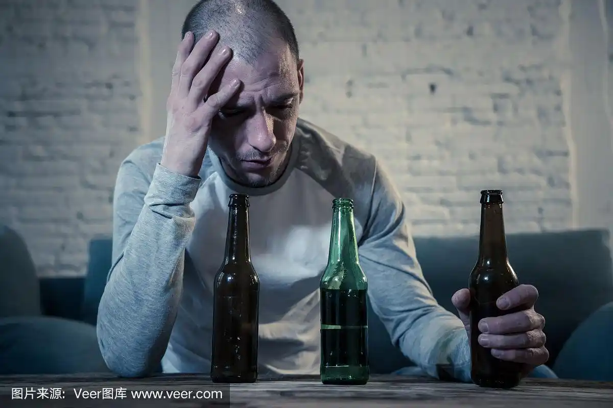 人与酗酒,上瘾和男人抑郁的概念.戏剧性的光线