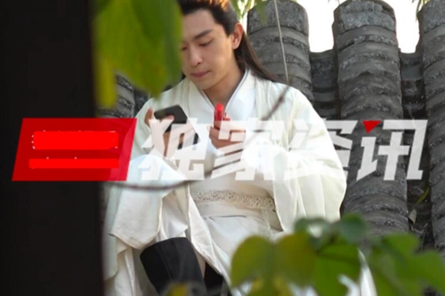 邓伦拍戏吊威亚超淡定!屋顶大口吃火腿肠充饥