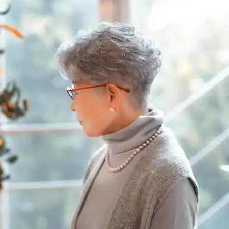 60岁一70岁老人短发型(老人适合什么发型更时尚)-爱拼客