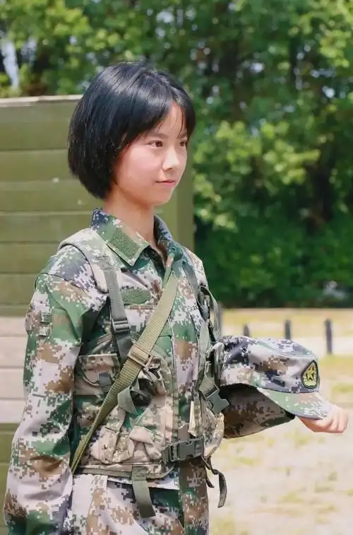 穿军装的小姐姐,必须上头条