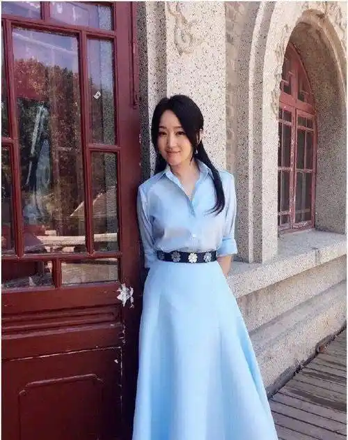 你看到上面杨钰莹穿这些长裙,她其实不是特别高挑,身高不到一米六对