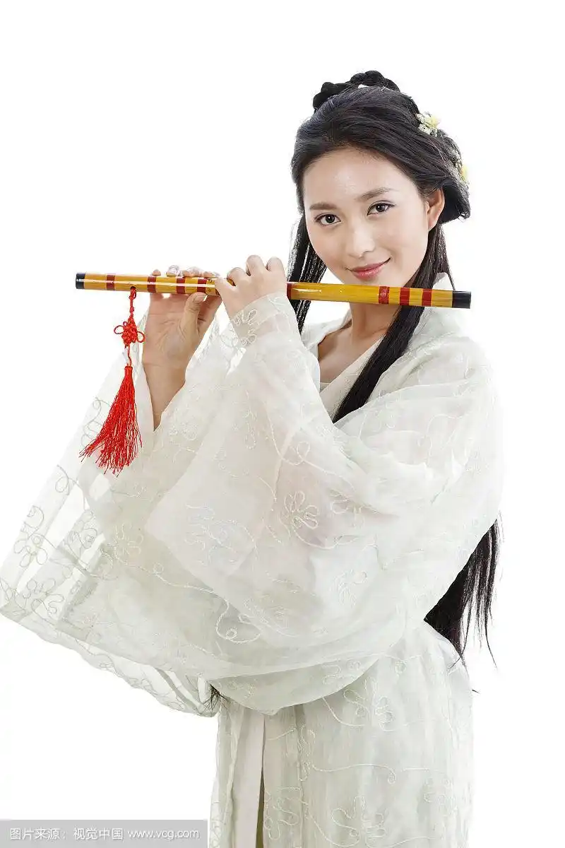 古装美女吹笛子