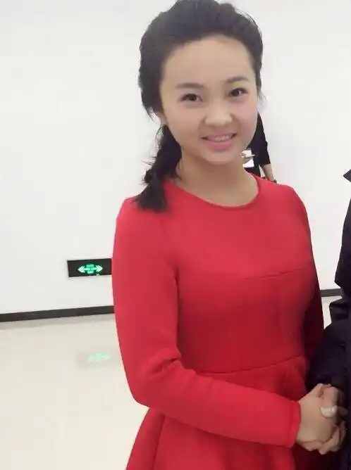 13岁站台不孕医院,14岁与大叔剧中相爱,现在的林妙可让人不敢认_母亲