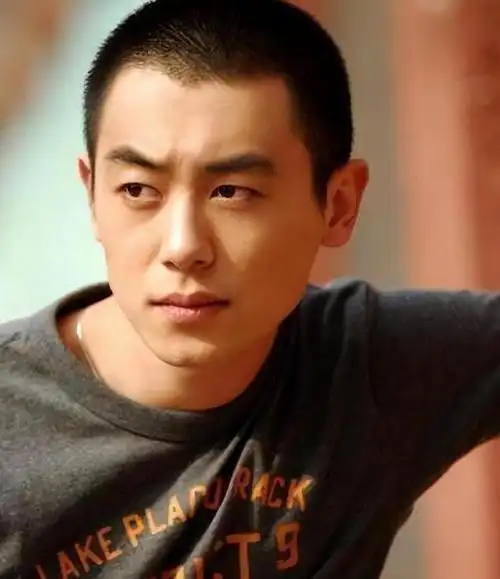 得罪郭麒麟后,朱亚文逐渐边缘化,网友怒骂:活该!他糊得不冤