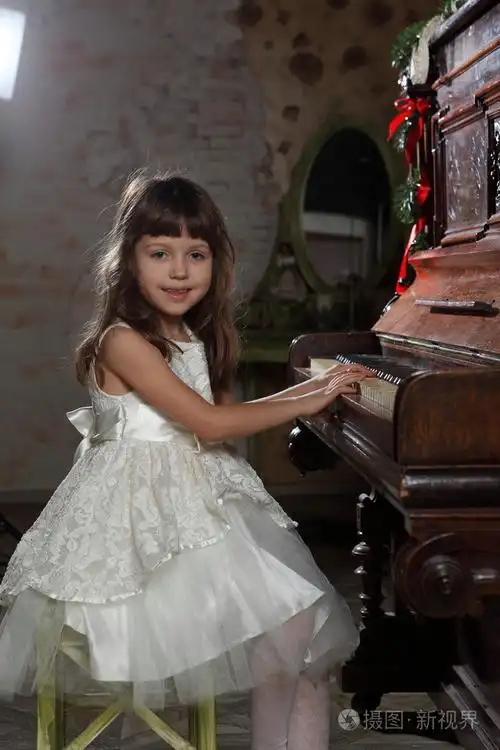 这个女孩弹钢琴