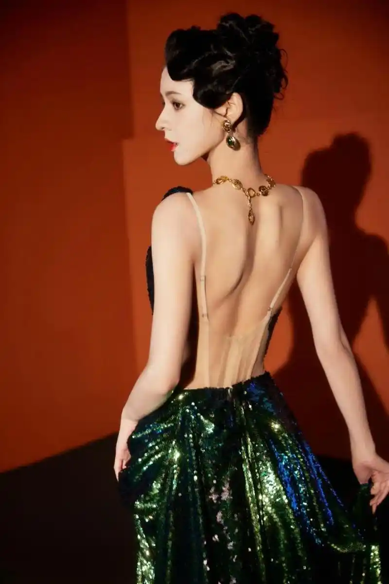 张予曦, 雪肤玉貌,前凸后翘的傲人身材,香肩玉背,美腿玉足,性感撩人