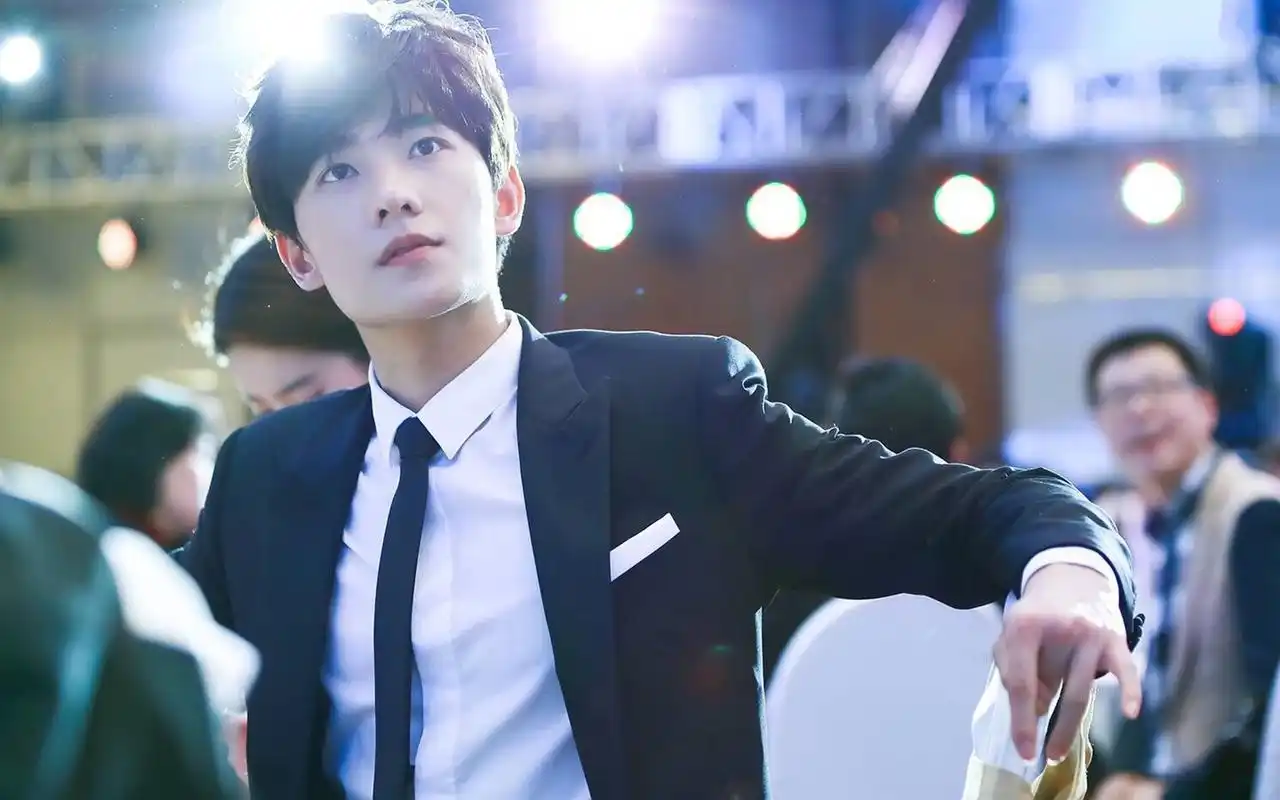 西装帅气剧照图片桌面壁纸,高冷又精英的肖奈大神,杨洋一身西装英气