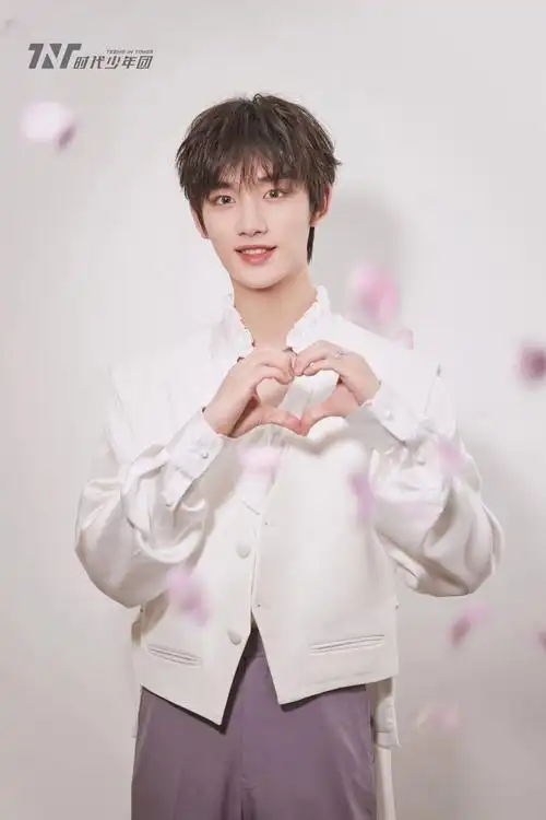 姐妹们有没有丁程鑫比心的照片啊