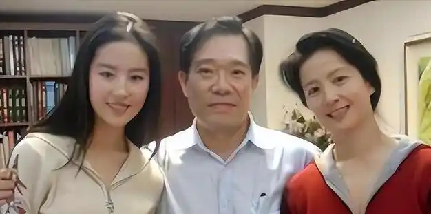 刘亦菲母亲刘晓莉长得比女儿还漂亮两婚两离65岁单身也幸福