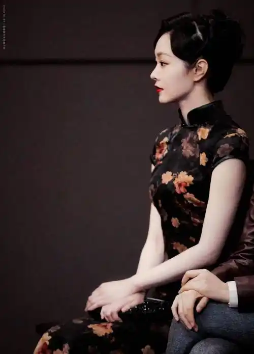 有一种惊艳叫"宋轶穿旗袍",虽毫无曲线可言,却穿出了万种风情