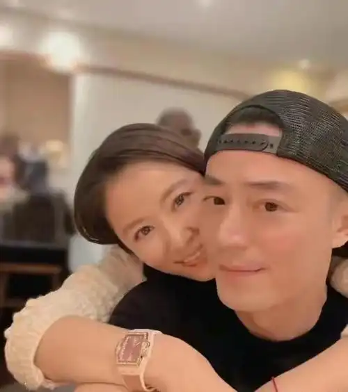 林心如和霍建华出街背爱马仕包包t恤牛仔裤这才是低调的奢华