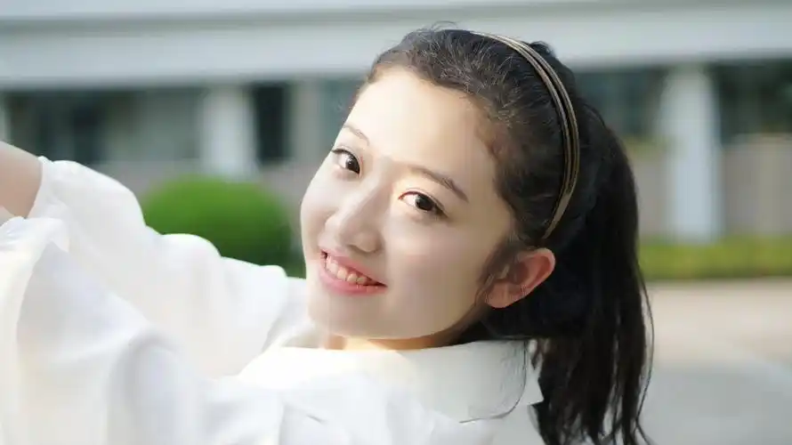 一个青涩唯美的微笑学妹子!