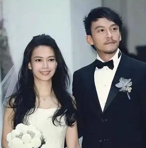 胡歌与妻子罕见同框,一同外出到超市大采购,夫妻二人分工明确_胡佳