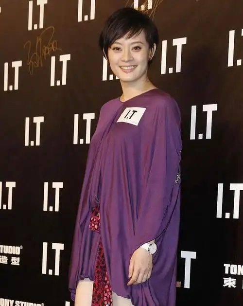 孙俪一笑好甜美穿亮黄褶皱连衣裙配短发英姿飒爽又气质