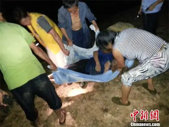 惠州一女养殖户用泡沫板当渔船 翻落塘中溺死