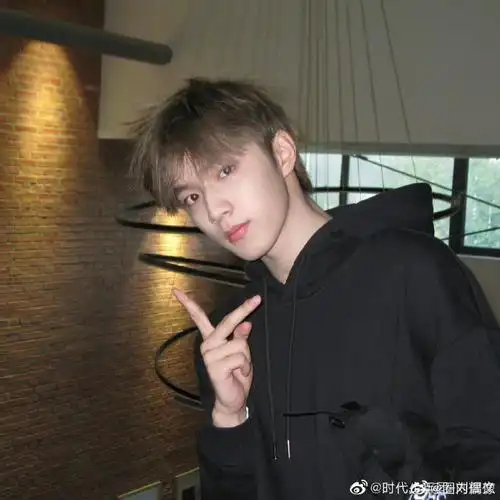 刘耀文胶片风比耶随拍#刘耀文晒最新拍立得随拍,又是熟悉的比耶,胶片