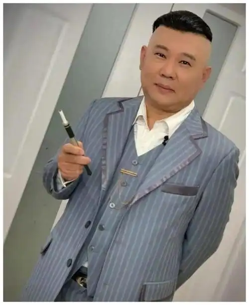 郭德纲帅出新高度,竖条纹西装搭大背头,潮派"大佬范"十足__财经头条
