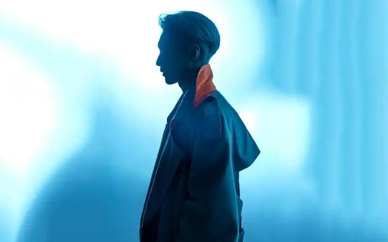 张艺兴银发造型