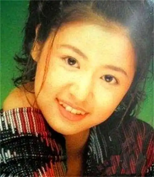 出道初期的林心如不仅和唐嫣一样长着婴儿肥,而且虎牙很明显,甚至有