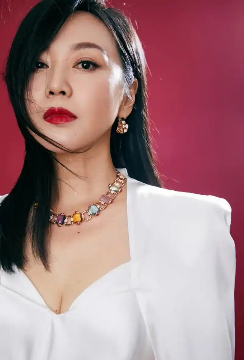 貌若天仙的性感女神#闫妮# 一袭白色深v高开叉礼裙,丰满傲人的事业线