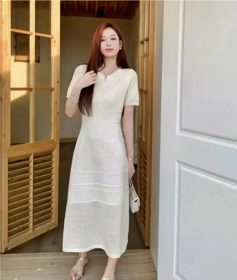 小红书运营线上分享高级感镂空针织连衣裙.