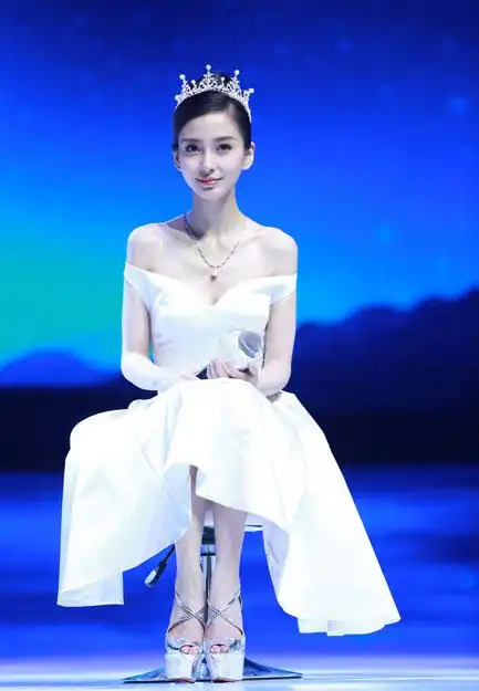 angelababy踩"恨天高"破怀孕传闻 获高层亲戴皇冠女王范足[高清大图]