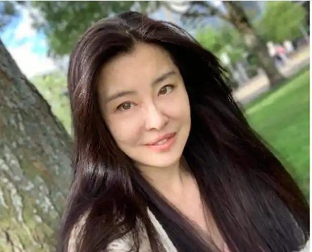 54岁王祖贤自信晒素颜照,法令纹尽显老态,发量却依旧是佼佼者_女神