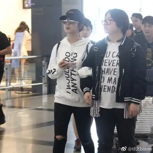 杨紫#一路挽着助理的手现身机场,是wuli可爱耶