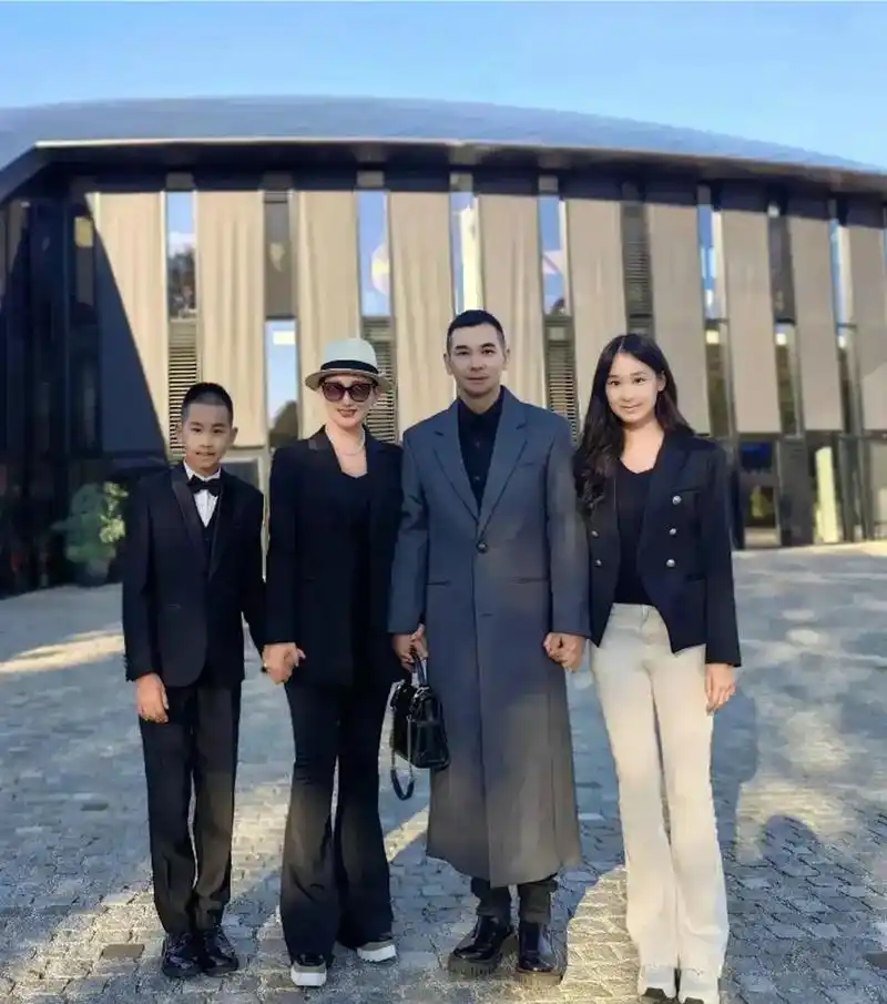 赵文卓一家人四口子都是大长腿05,目测平均身高有 1 米 9 以上88