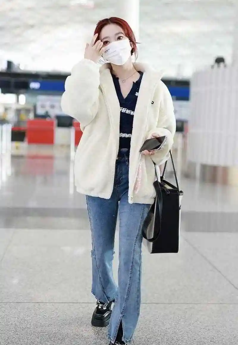 张紫宁最新机场照来了,她穿得简单又大方,还蛮好看的.