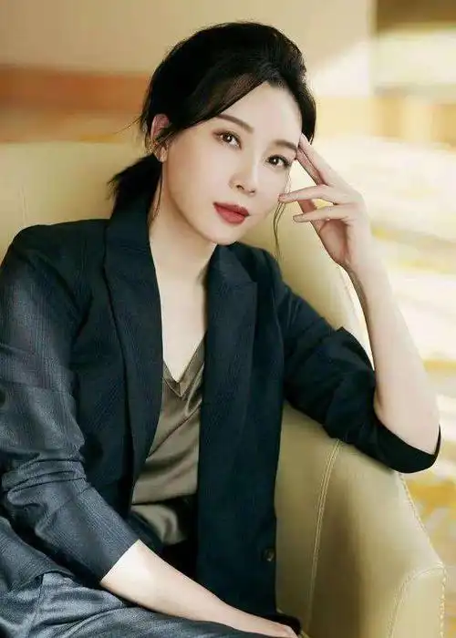 气质出众的陈数,是一个有主见的优雅女人,活出了自己的姿态