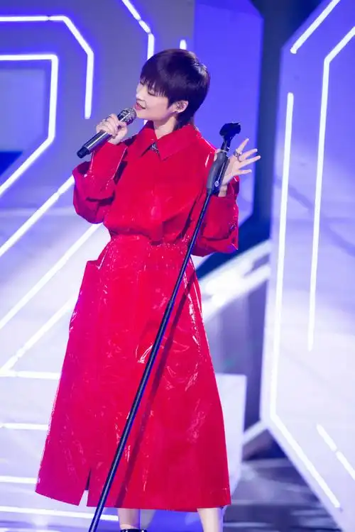 李宇春超话红色风衣slay全场,摇滚气质爆发冲撞,快来解锁99春春导师