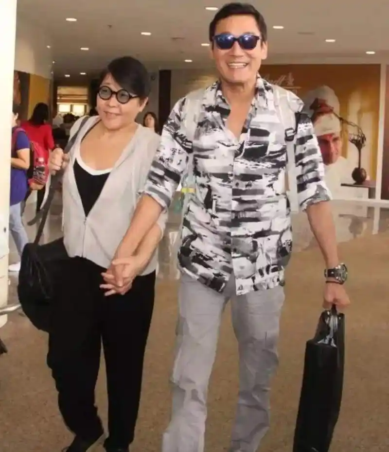 梁家辉牵手太太江嘉年逛街,妻子因病发胖变丑,依旧恩爱32年