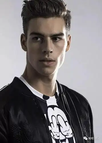 帅哥法国网红男模corentinhuard巧克力色肌肤绝了