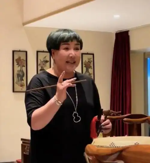 郭德纲老婆王惠好友聚会,下巴尖瘦脸蛋红扑扑,手上戴俩钻石镯子__财经