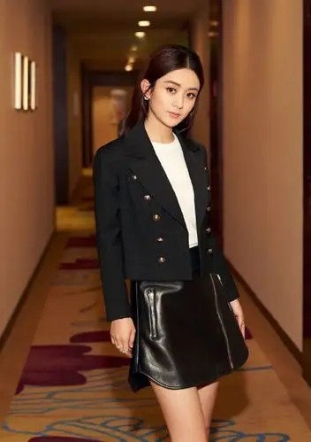 赵丽颖壁纸同样的西装造型可酷飒可甜美不愧是演员赵丽颖