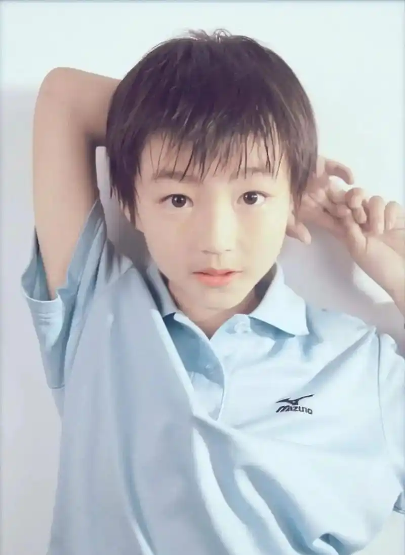[tfboys][分享]200401 王俊凯童年图照合集,从小就拿捏着非凡气质的凯