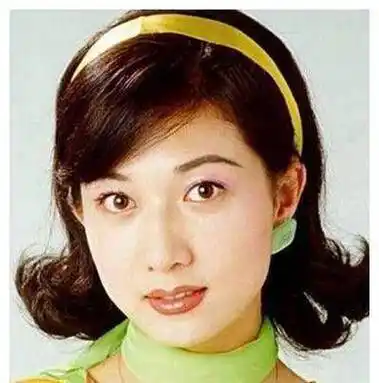 原创15岁告母入狱,19岁结婚20岁婚变,成龙女儿有不为人知的一面?_吴绮