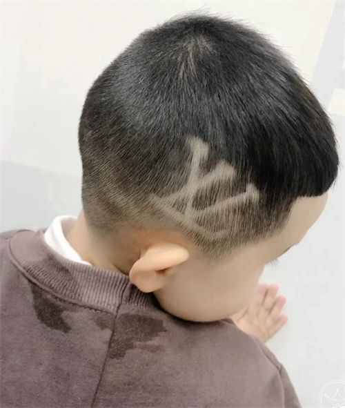 小男孩铲青雕刻 个性设计酷翻了_儿童发型 - 美发站