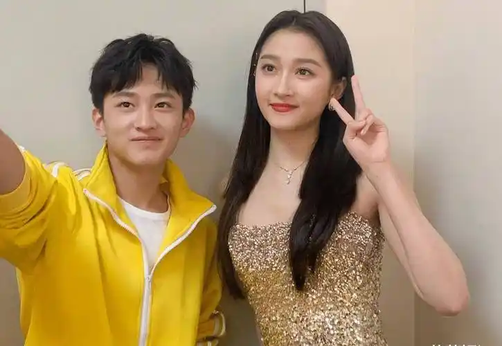 "严良"晒和关晓彤的合照,童年照片惊人相似,这是什么神仙缘分_姐弟