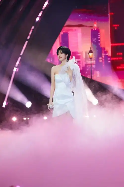 郁可唯超话#元宵节##湖南卫视元宵喜乐会#@郁可唯姐姐《终身浪漫的